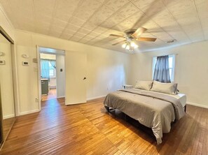 5 Schlafzimmer, Bügeleisen/Bügelbrett, WLAN, Bettwäsche