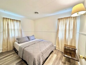 5 bedrooms, iron/ironing board, WiFi, bed sheets