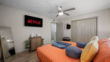 2 habitaciones, escritorio y tabla de planchar con plancha