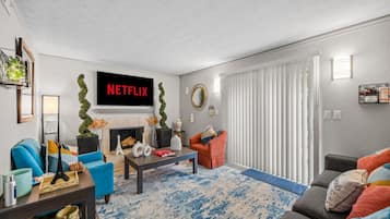 Smart TV, chimenea y monitor de computadora