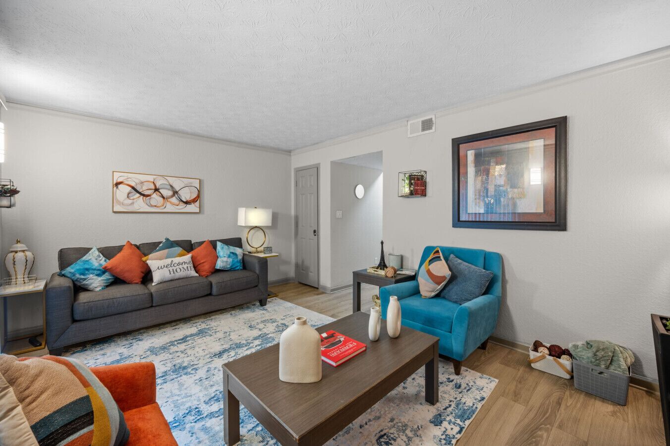 TV connectée, cheminée, écrans d'ordinateur