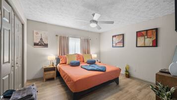 2 habitaciones, escritorio y tabla de planchar con plancha