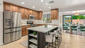 Microwave, oven, kompor, dan mesin pencuci piring