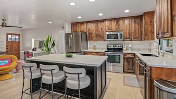 Mikrobølgeovn, ovn, kokeplater og oppvaskmaskin