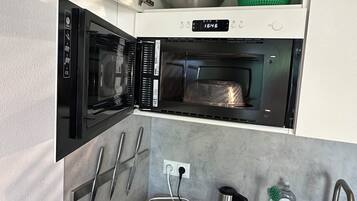 Kühlschrank, Mikrowelle, Herdplatte, Wasserkocher mit Kaffee-/Teezubehör