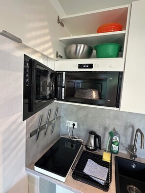 Kühlschrank, Mikrowelle, Herdplatte, Wasserkocher mit Kaffee-/Teezubehör