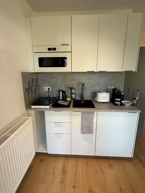 Kühlschrank, Mikrowelle, Herdplatte, Wasserkocher mit Kaffee-/Teezubehör