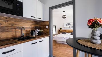 1 habitación, tabla de planchar con plancha, wifi y ropa de cama