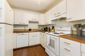 Microwave, oven, stovetop, dishwasher - Adorable 2-bedroom townhome in Lynnwood (Lynnwood)