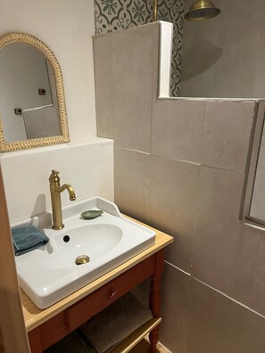 Dusche, Haartrockner, Handtücher, Seife