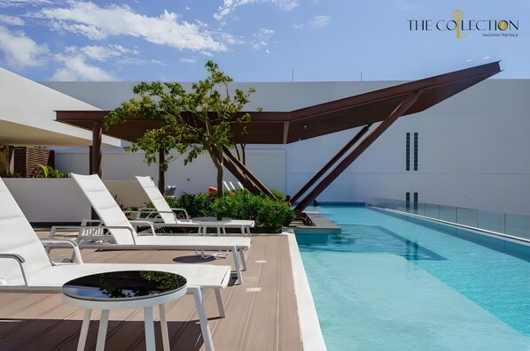 สระว่ายน้ำกลางแจ้ง