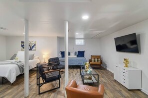 Escritorio, tabla de planchar con plancha, cuna de viaje y wifi 