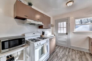 Refrigerador, microondas, placa de cocina, cafetera/tetera