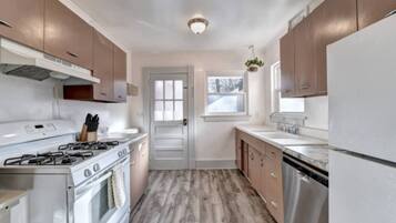 Een koelkast, een magnetron, een kookplaat