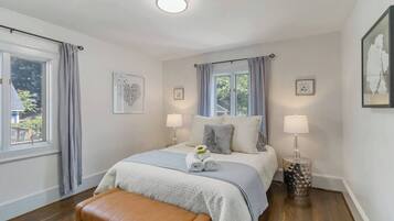 Een bureau, een strijkplank/strijkijzer, reisbedje, wifi