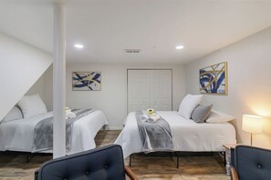 1 chambre, bureau, fer et planche à repasser, lit parapluie