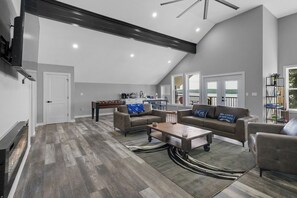 Smart-TV, Kamin, Tischfußball