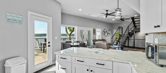 Driftwood Lodge: Boat Dock, Game Room & Lake Views