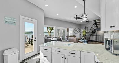 Driftwood Lodge: Boat Dock, Game Room & Lake Views