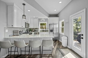 Fridge, microwave, oven, stovetop - Driftwood Lodge: Boat Dock, Game Room & Lake Views (Fairland)