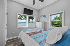 6 bedrooms, iron/ironing board, travel cot, free WiFi - Driftwood Lodge: Boat Dock, Game Room & Lake Views (Fairland)