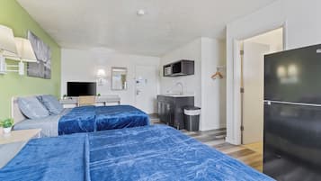 Basic Studio, 2 Queen Beds, Non Smoking, Pets allowed | Free WiFi