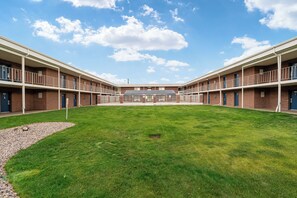 Exterior - Evanston Inn Extended Stay (Evanston)