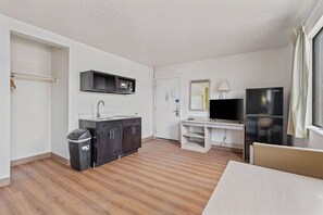 Studio, 1 King Bed, Non Smoking, Kitchenette | Free WiFi