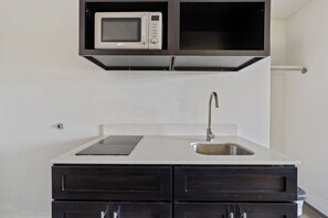 Täysikokoinen jääkaappi, mikroaaltouuni