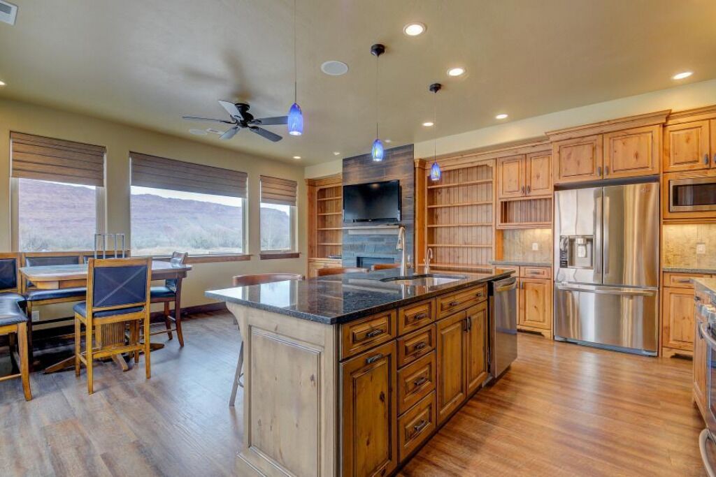 Deluxe House, Desert View | Shared kitchen | Microwave, cookware/dishes/utensils