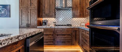 Deluxe House, Desert View | Private kitchen | Microwave, cookware/dishes/utensils
