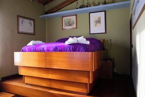 2 bedrooms, desk, iron/ironing board, free WiFi - Designer Artist’s Home - Private Roof Top Garden Terrace & Monument Views (Roma)