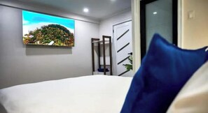 2 bedrooms, iron/ironing board, WiFi