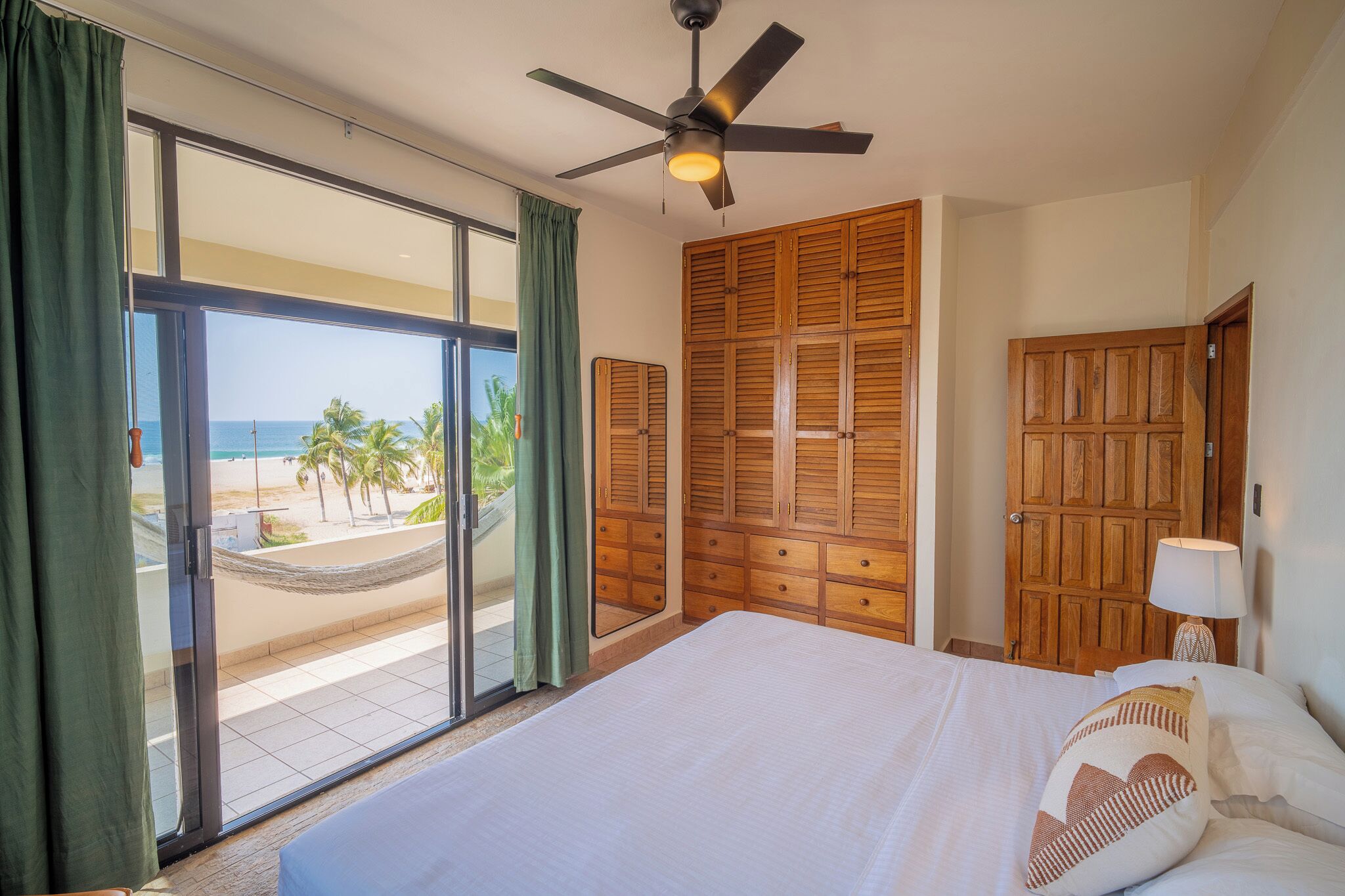 Villa superior, balcón, vista a la playa | Wifi gratis y ropa de cama 