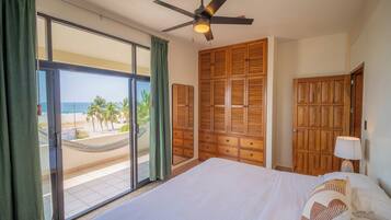 Villa superior, balcón, vista a la playa | Wifi gratis y ropa de cama