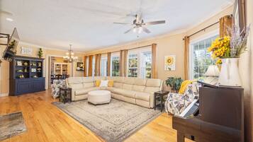 TV connectée, table de tennis de table, livres, chaßne hi-fi