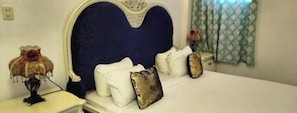 2 bedrooms, iron/ironing board, WiFi