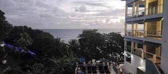 2-bedroom apartment in cool Scarborough with AC