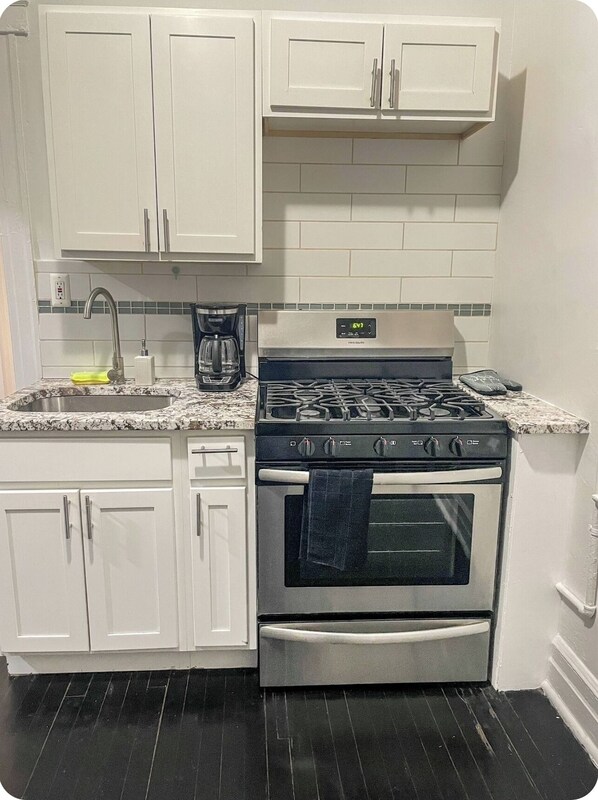 Microondas, horno, placa de cocina
