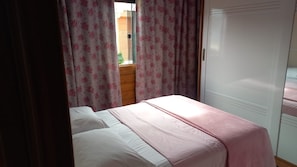 Laptop workspace, blackout drapes, iron/ironing board, free WiFi