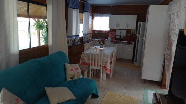 Full-size fridge, microwave, oven, stovetop