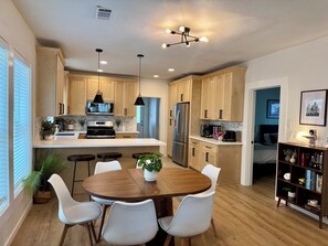 Een microgolfoven, een oven, een kookplaat, een vaatwasser