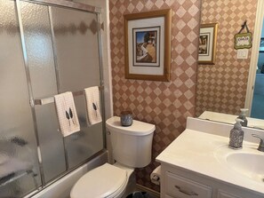 Secadora de cabello, toallas, jabón, shampoo 