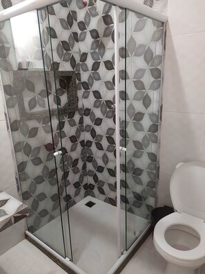 Shower, towels, soap, toilet paper - Studio Mar & Sol (Armação dos Búzios)