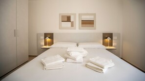 2 chambres, coffres-forts dans les chambres, fer et planche à repasser