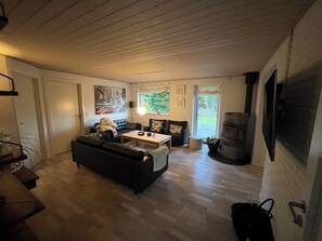 Una sala de estar con sofá, mesa de centro y chimenea.
