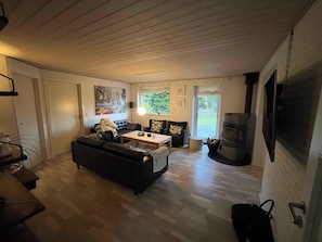 TV, fireplace, ping pong, stereo