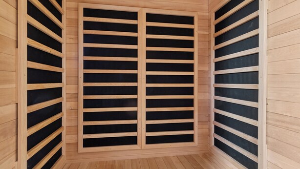 A wooden interior with a central partition and slatted walls. - Charming cottage close to the beach (Glesborg)