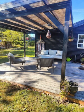 Terrace/patio - Charming cottage close to the beach (Glesborg)