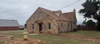 3 bedroom/2 bath, two story rock house is ready to accodomate you and your crew!